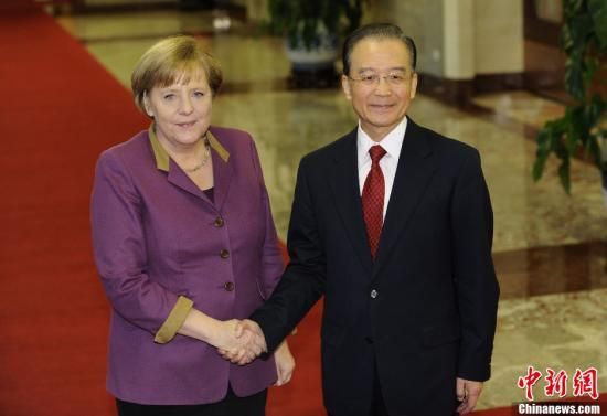 2月2日,中国国务院总理温家宝在北京人民大会堂举行仪式欢迎德国总理默克尔访华。中新社记者 廖攀 摄 2月2日,中国国务院总理温家宝在北京人民大会堂举行仪式欢迎德国总理默克尔访华。中新社记者 廖攀 摄