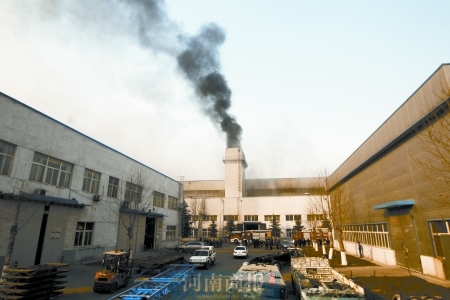 下午3时许,起火点上空浓烟滚滚 河南商报记者 田仲煜/摄 下午3时许,起火点上空浓烟滚滚 河南商报记者 田仲煜/摄